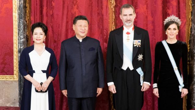 Chinese President Xi Jinping, who is on a state visit to Spain, attended the grand welcome banquet hosted by King Felipe VI of Spain at the Royal Palace of Madrid.  This is a group photo of Xi Jinping and his wife Peng Liyuan with King Felipe VI and Queen Leticia.
